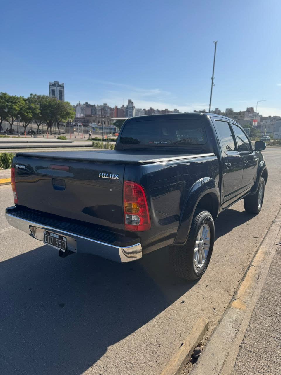 Toyota Hilux 4x4 Cabina Doble SRV 3.0 TDI A/T foto 2